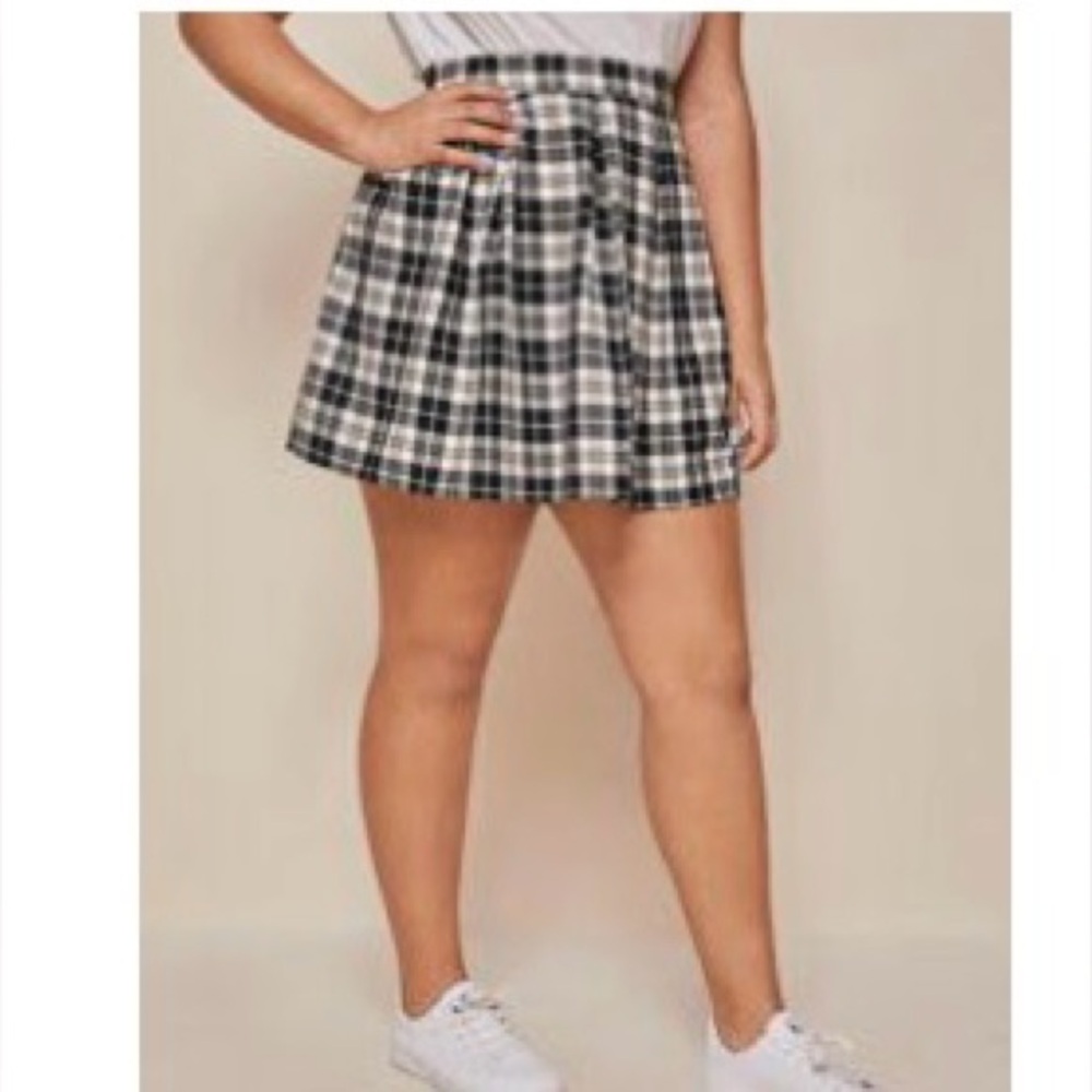 SHEIN Black and White Mini Skater Skirt with Pleats
